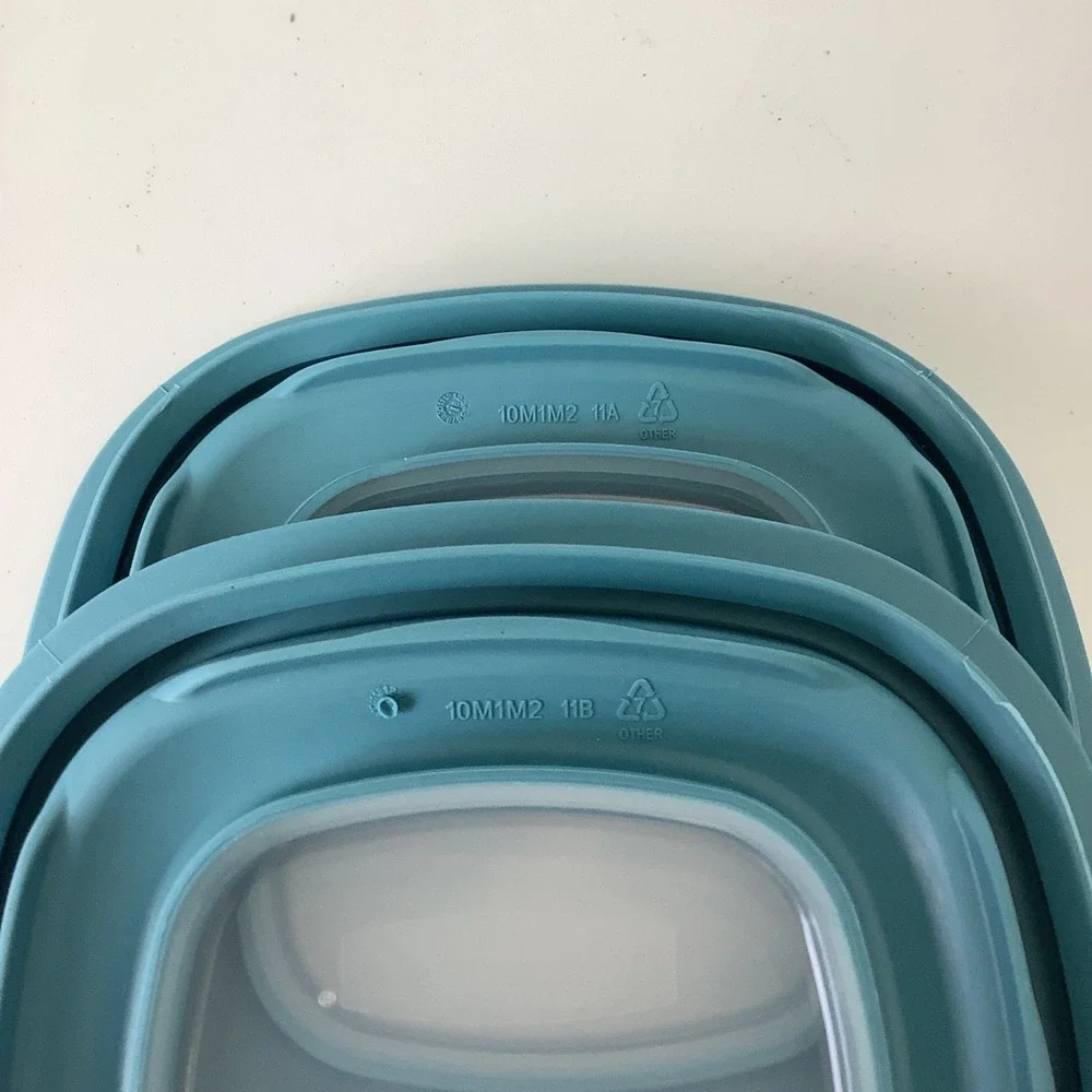 2 Rubbermaid Premier Square Food Storage Container 1.25 cups 7J5635 w/ Blue‎ Lid
